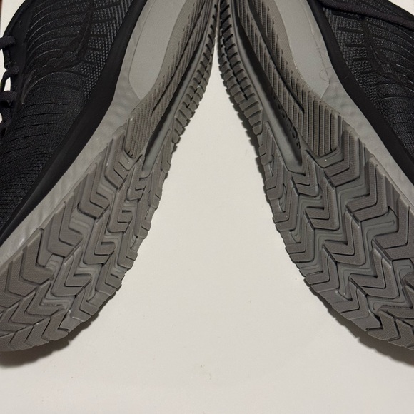 Saucony Men\'s Black Athletic Shoes with Gradient Accent  , Unisex wear. main image 5